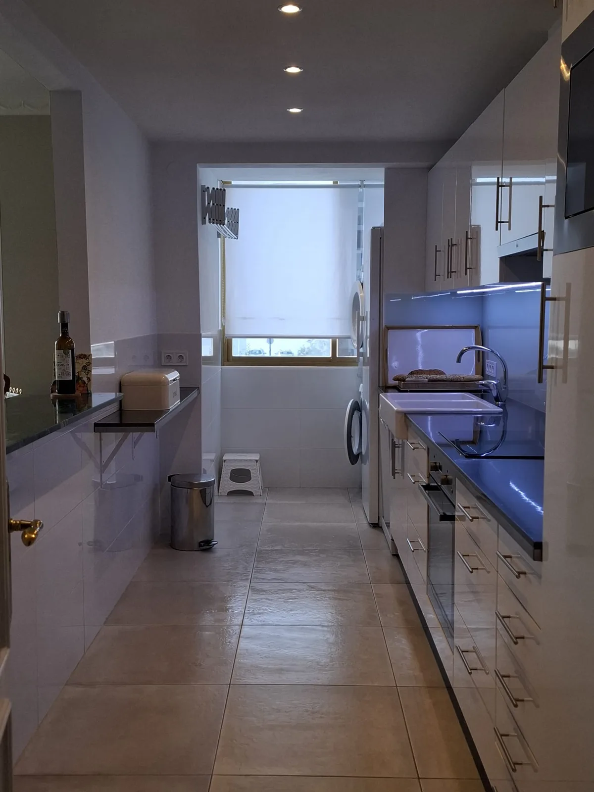Keuken met doorgeefluik naar de woonkamer