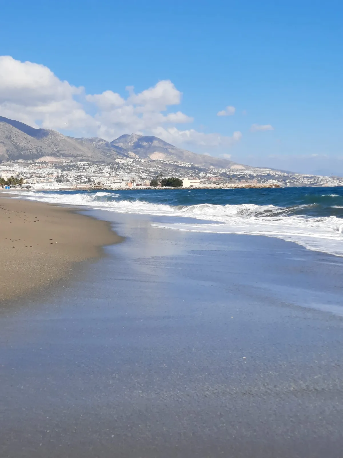 Het strand van Fuengirola met de bergen op de achtergrond