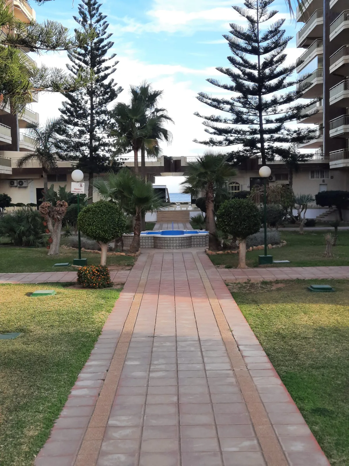 Tuinpad langs de fontein richting het strand